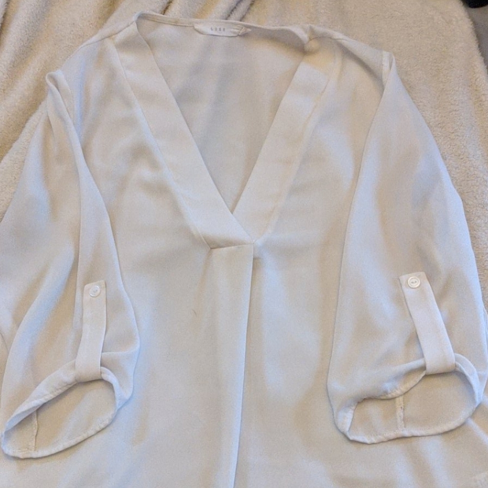 White flowy v-neck 3/4 sleeve tunic